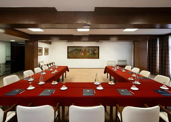 Center מלון 4*