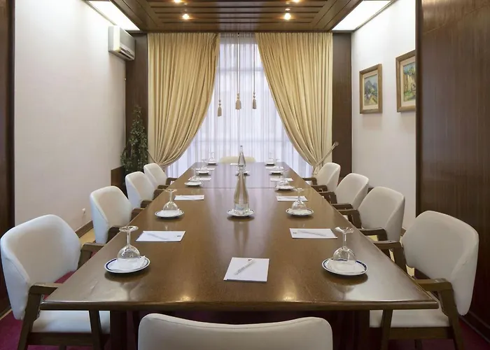 Center מלון 4*